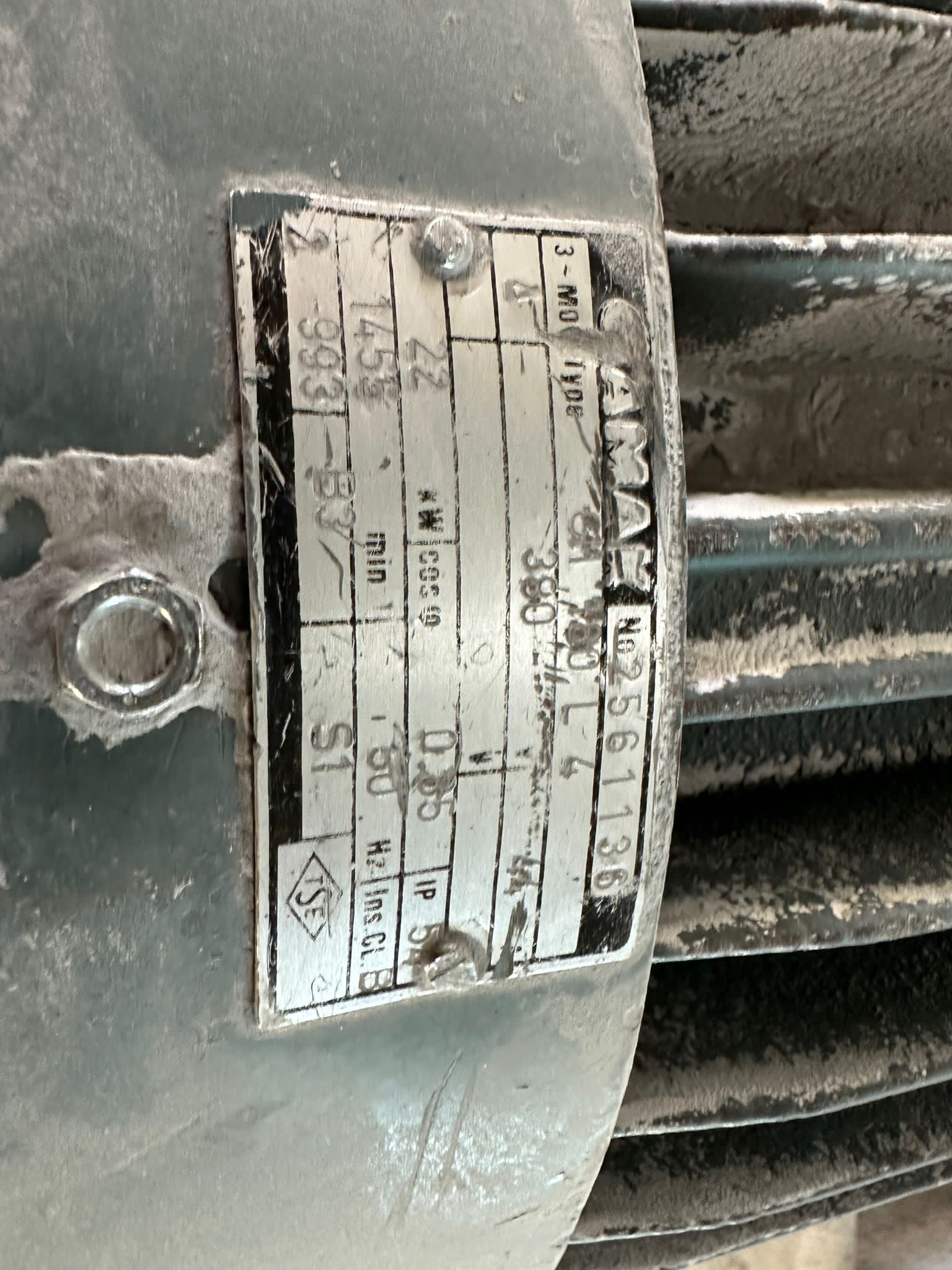 2561136